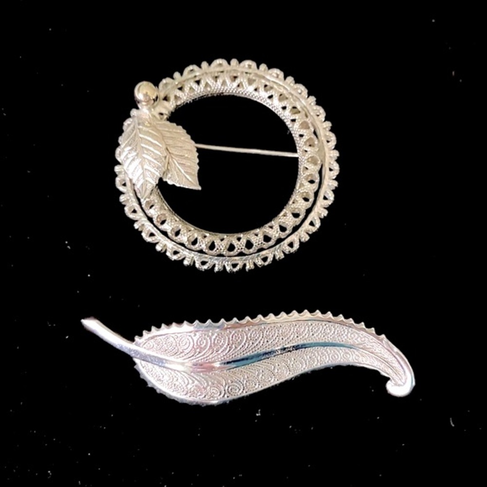 🩶 2 Vintage Pins / Brooches Wreath & Feather Quill Designs, Silver Tone, Lovely